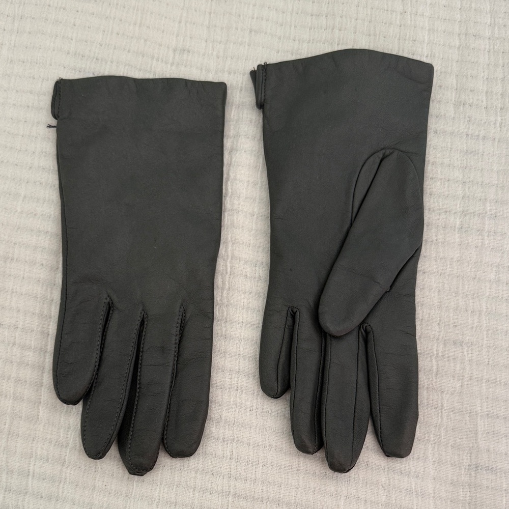 Elegant Black Leather Gloves